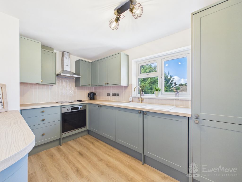 Property photo 2 of 8 Kitchen