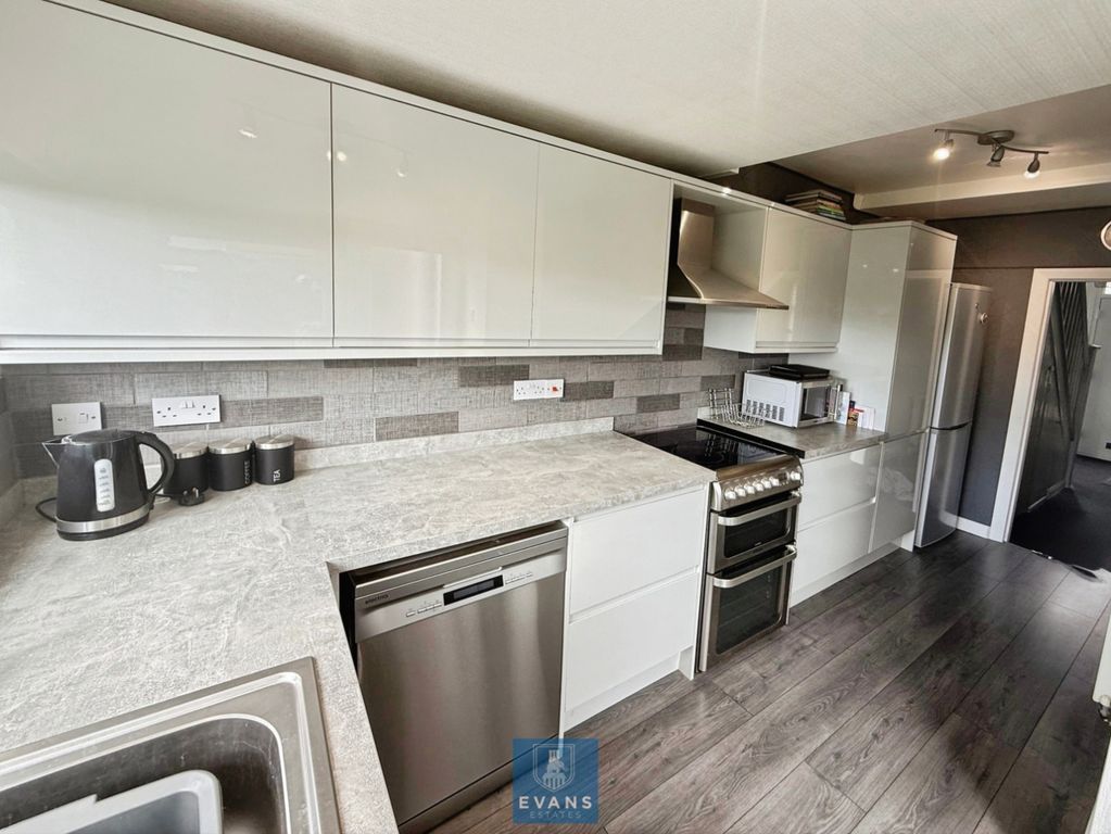Property photo 3 of 16 Refitted Kitchen