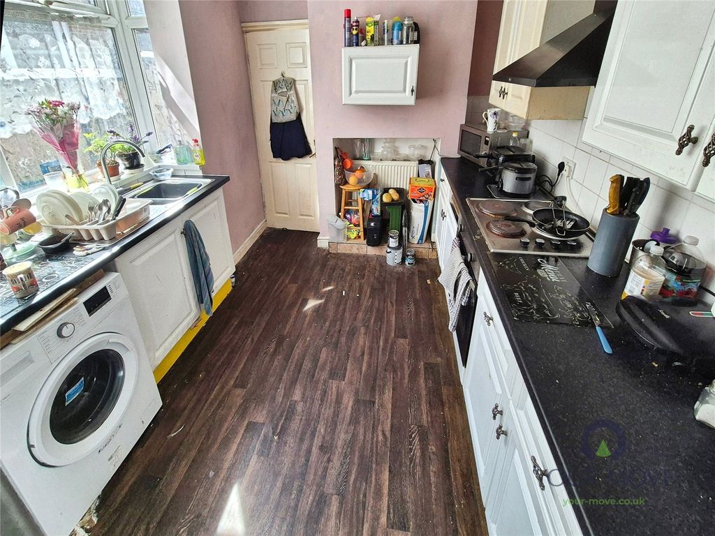 Property photo 3 of 8 Kitchen