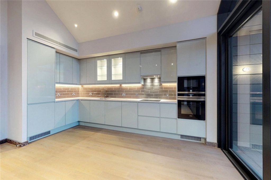 Property photo 1 of 17 Picture No. 11