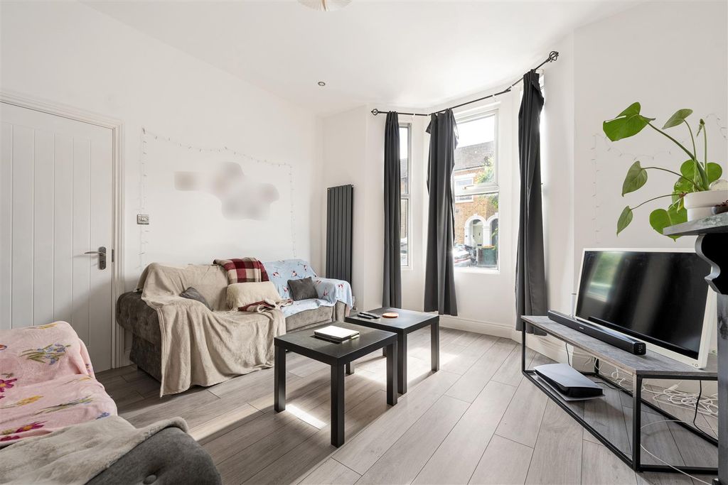 Property photo 2 of 31 Warwick Road, E15