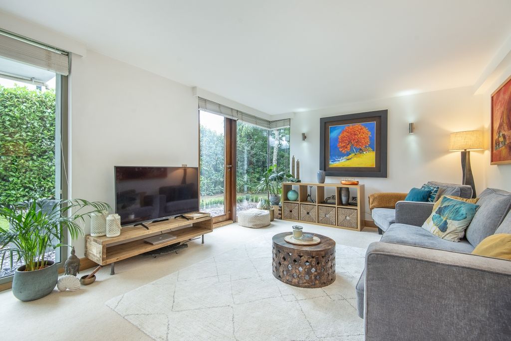 Property photo 2 of 15 17-Rivermead-Clos...