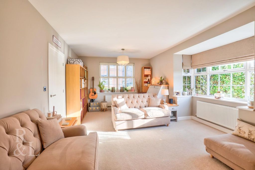 Property photo 3 of 32 23 Bernard Vann Crescent (29).Jpg