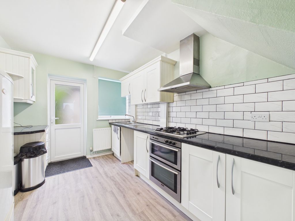 Property photo 3 of 11 Kitchen