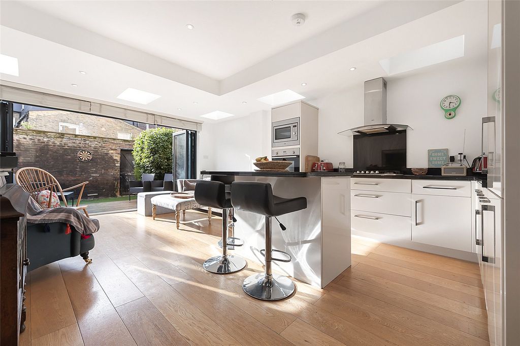 Property photo 3 of 8