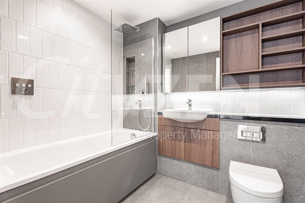 Property photo 3 of 16 Bathroom