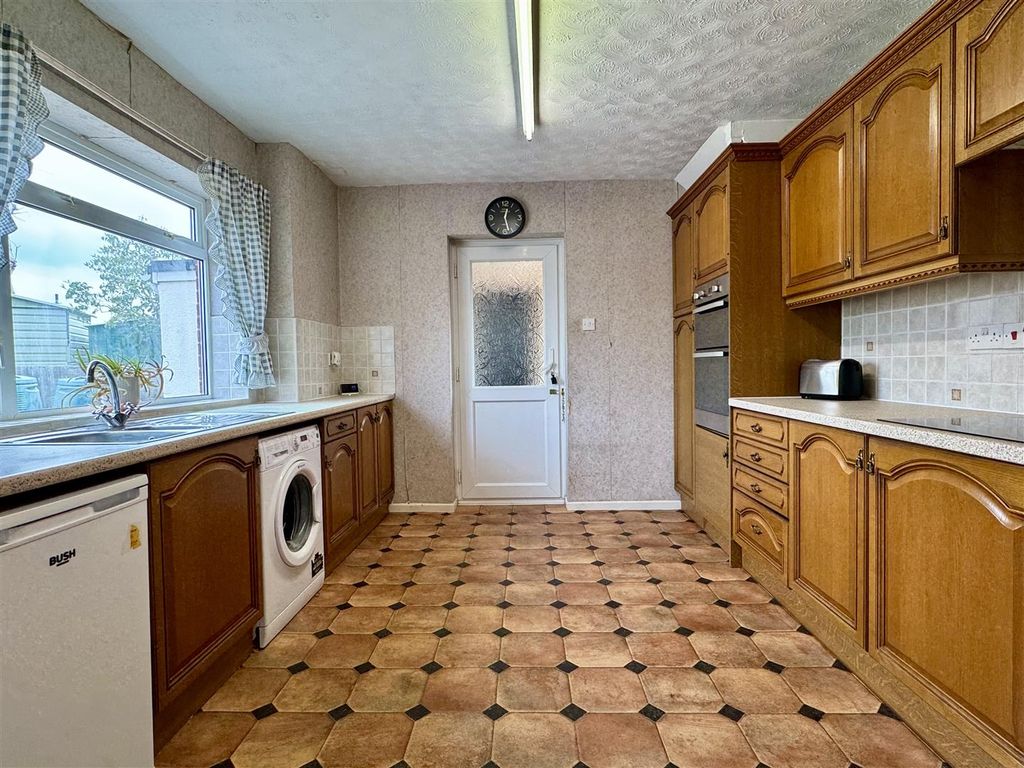 Property photo 2 of 21 Kitchen Breakfast Room