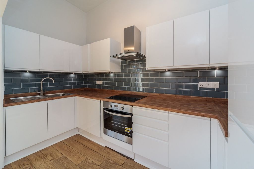Property photo 3 of 11 Kitchen