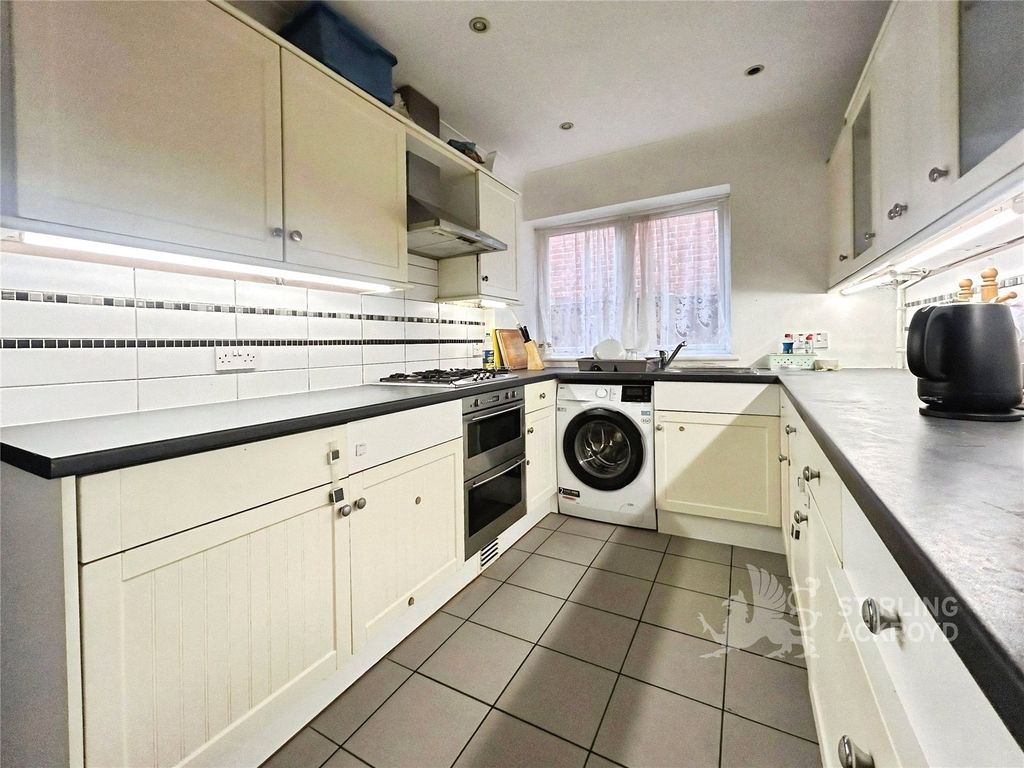 Property photo 3 of 8 Kitchen