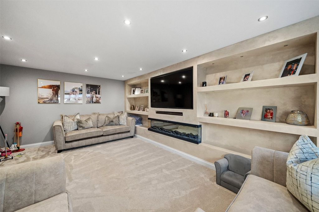 Property photo 3 of 20 Lounge