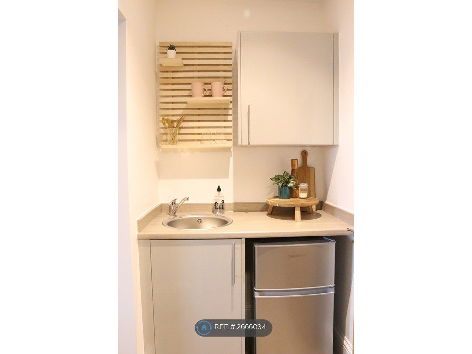 Property photo 3 of 8 Room 4 - Ensuite + Kitchenette