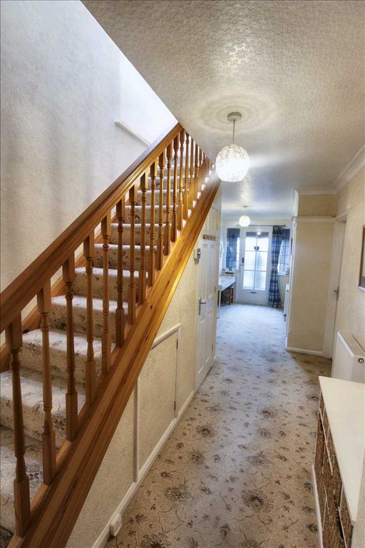 Property photo 2 of 32 Entrance Hall