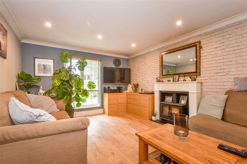 Property photo 3 of 11 Lounge