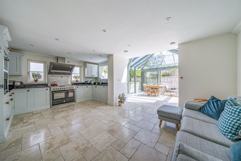 Property photo 3 of 25 Kitchen