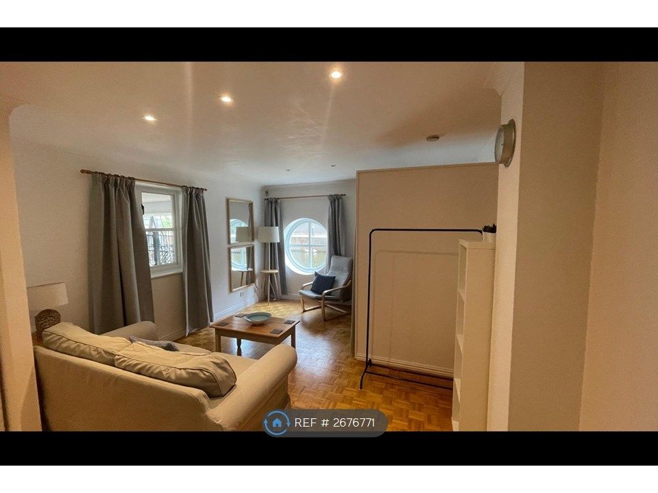 Property photo 1 of 11 Living Room