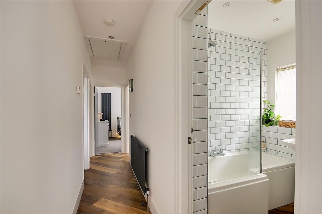 Property photo 2 of 19 Entrance Hall