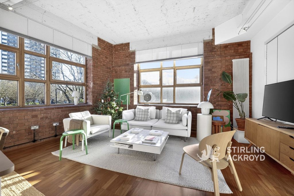 Property photo 3 of 19 Reception