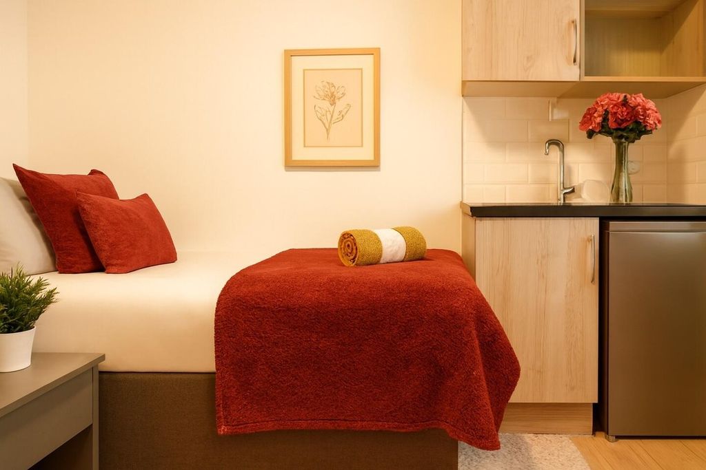 Property photo 1 of 9 Bedroom