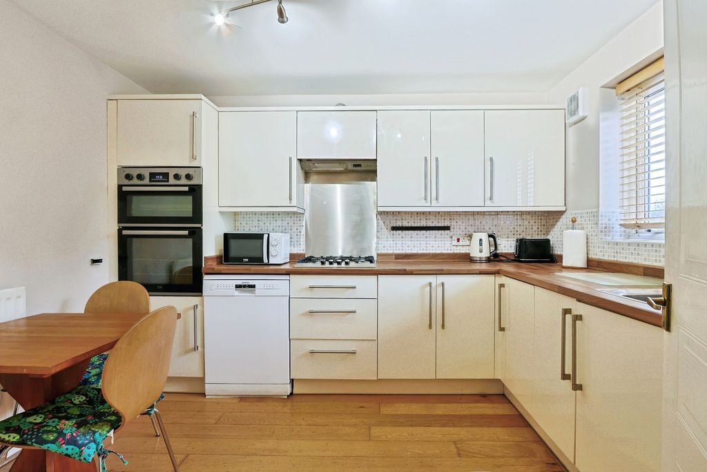 Property photo 2 of 18 Kitchen