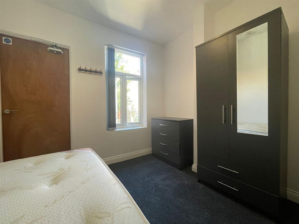 Property photo 1 of 8 Wavely Road 4.Jpg