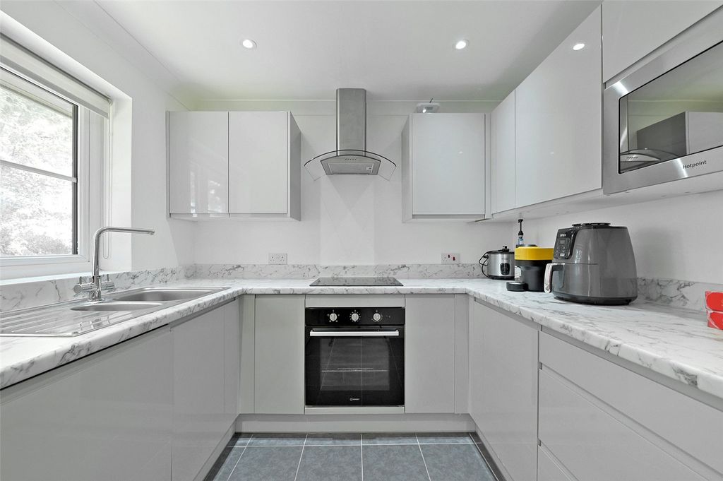 Property photo 2 of 10 Kitchen