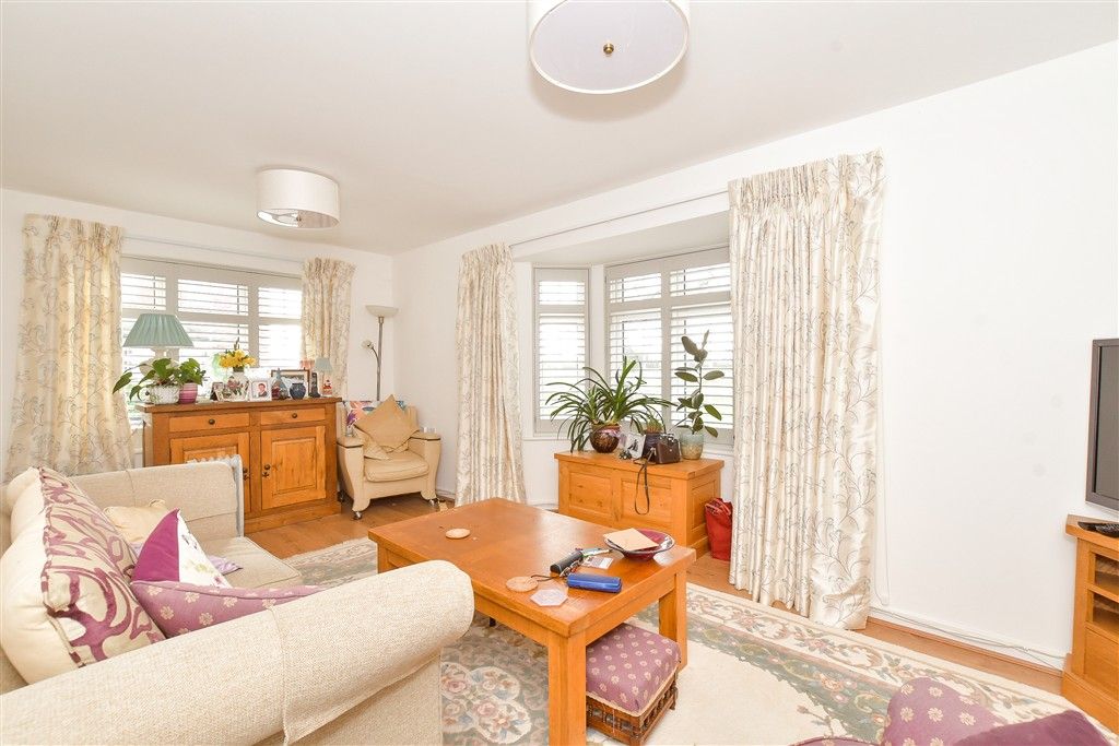 Property photo 3 of 17 Lounge