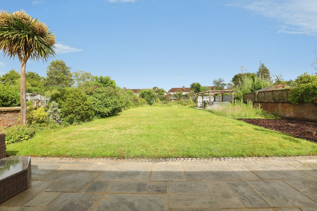 Property photo 2 of 20 Garden