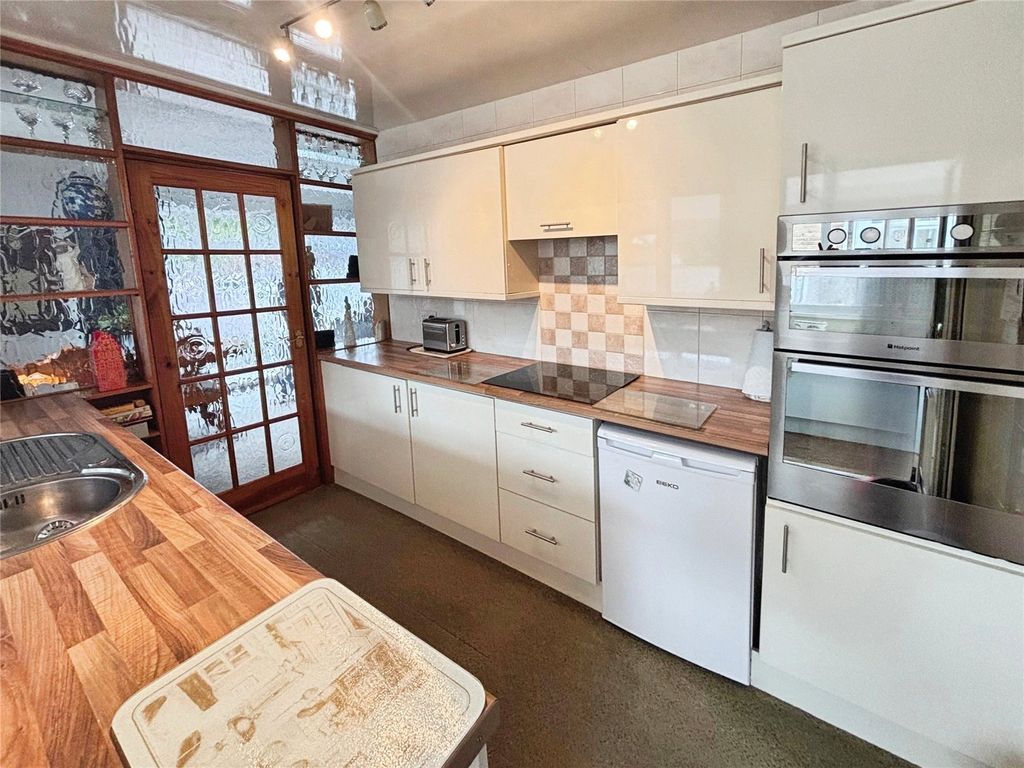 Property photo 3 of 16 Kitchen