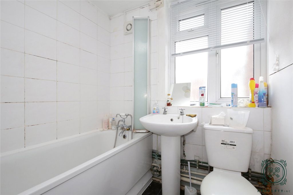 Property photo 3 of 10 Bathroom