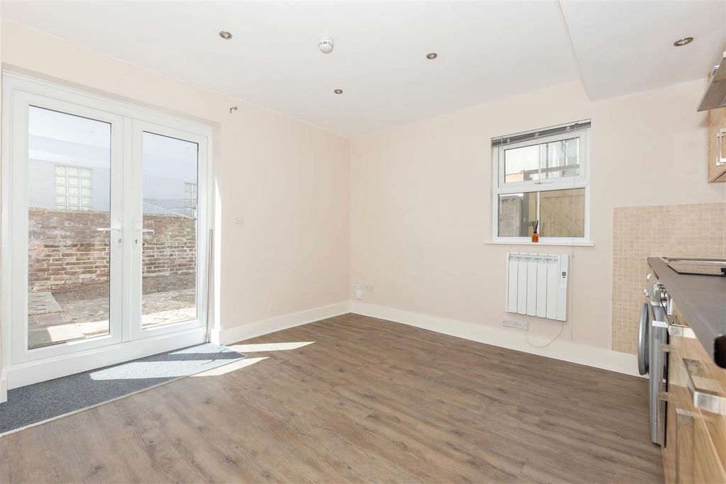 Property photo 3 of 9 Western Place_5.Jpg