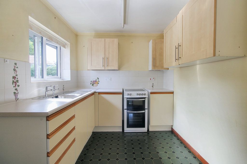 Property photo 3 of 8 Kitchen