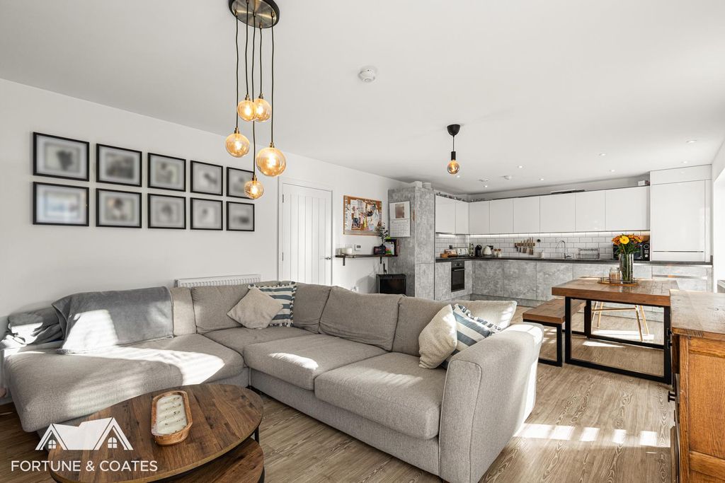 Property photo 2 of 13 Coutlerhouse_10.Jpg