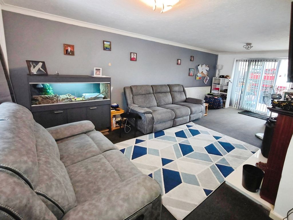 Property photo 2 of 11 Lounge