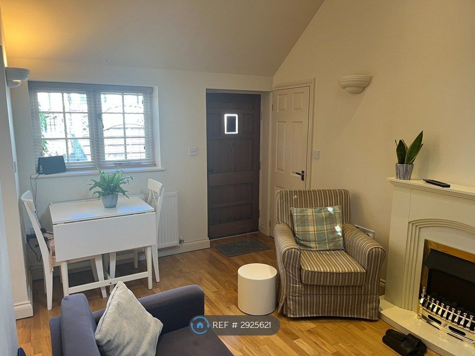 Property photo 3 of 10 Lounge Area
