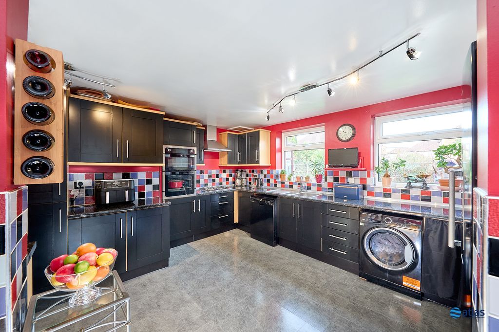 Property photo 2 of 18 Kitchen