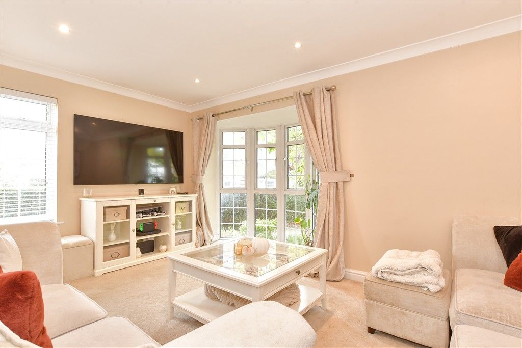 Property photo 3 of 15 Lounge