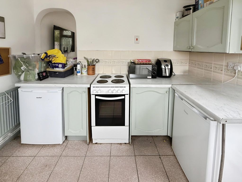 Property photo 3 of 11 Kitchen