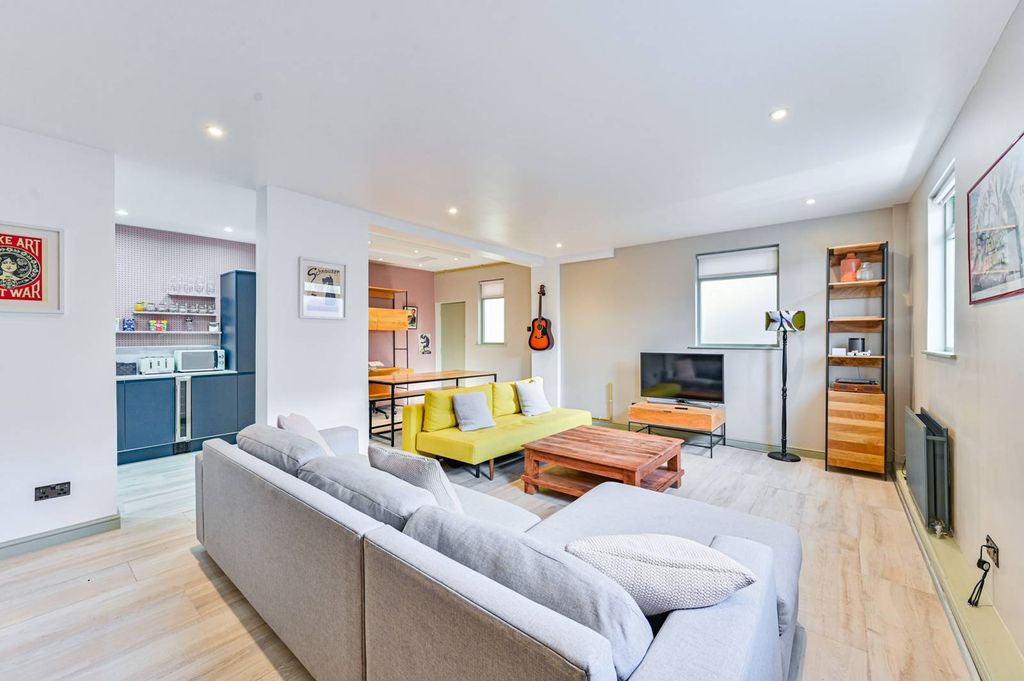 Property photo 2 of 21