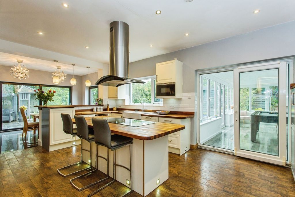 Property photo 3 of 27 Dining Kitchen