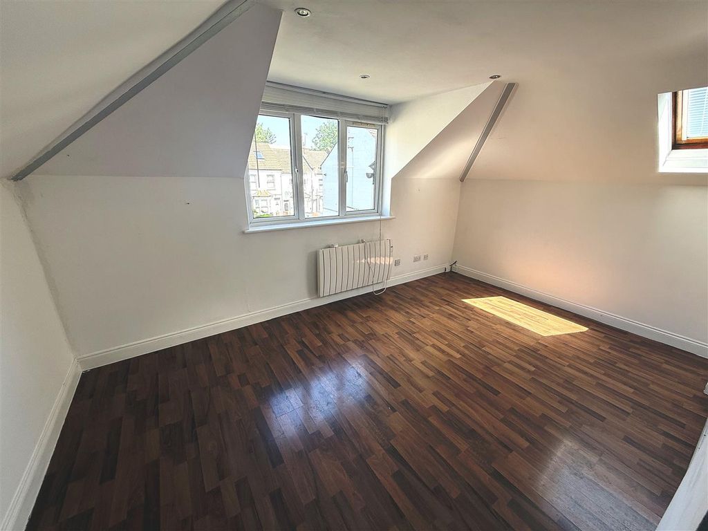 Property photo 3 of 6 Living Room