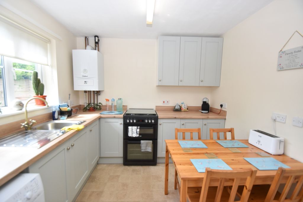 Property photo 3 of 10 Kitchen
