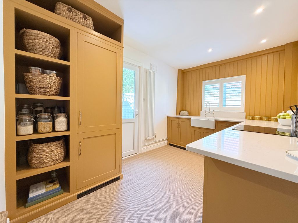 Property photo 2 of 18 Kitchen 3