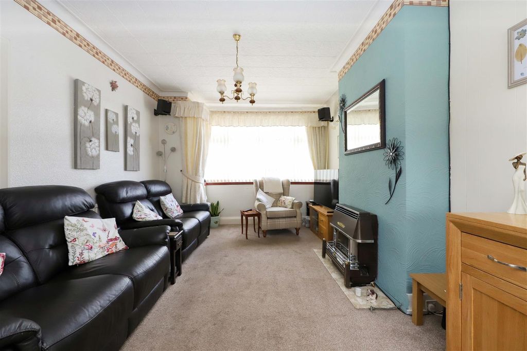 Property photo 3 of 11 Living Room