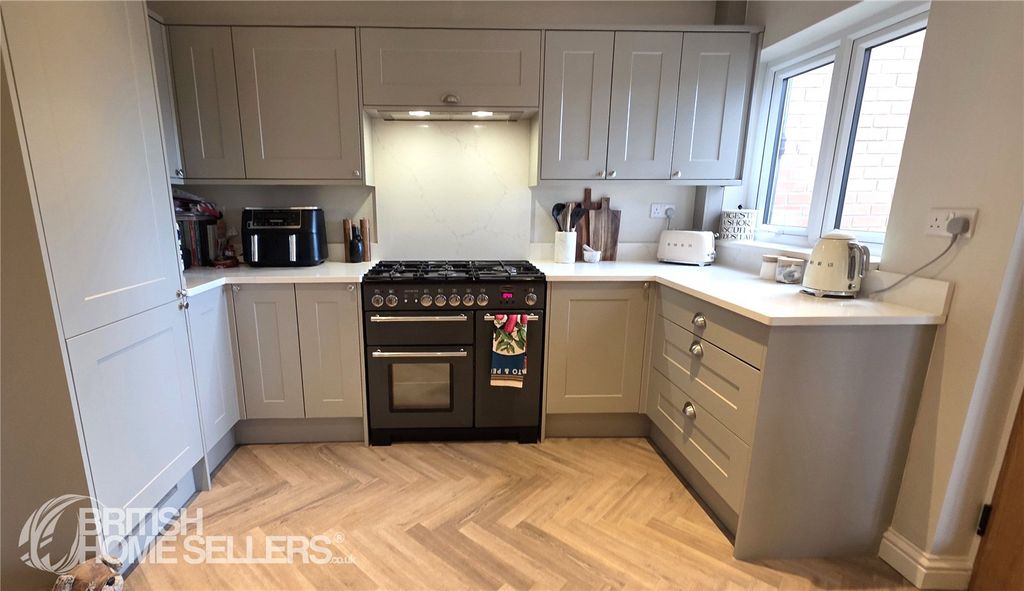 Property photo 3 of 16 Picture No. 11