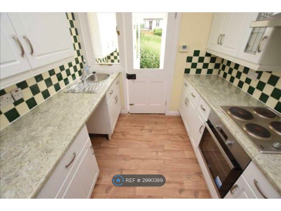 Property photo 2 of 6 Kitchen