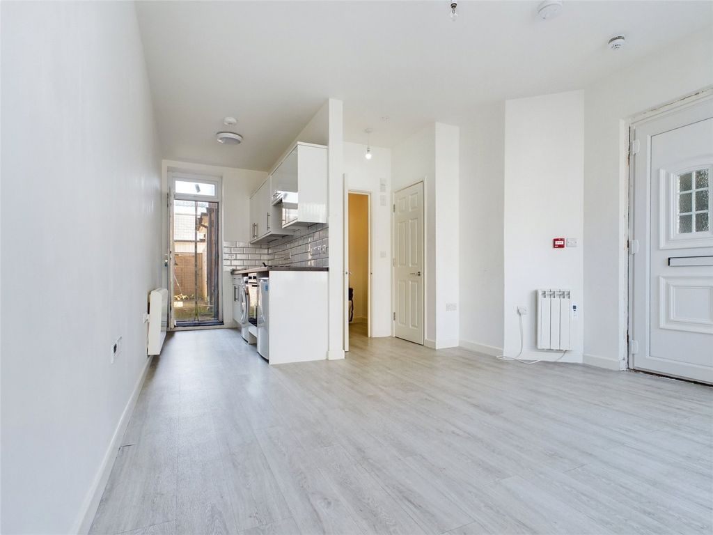 Property photo 1 of 12 Flat To Rent