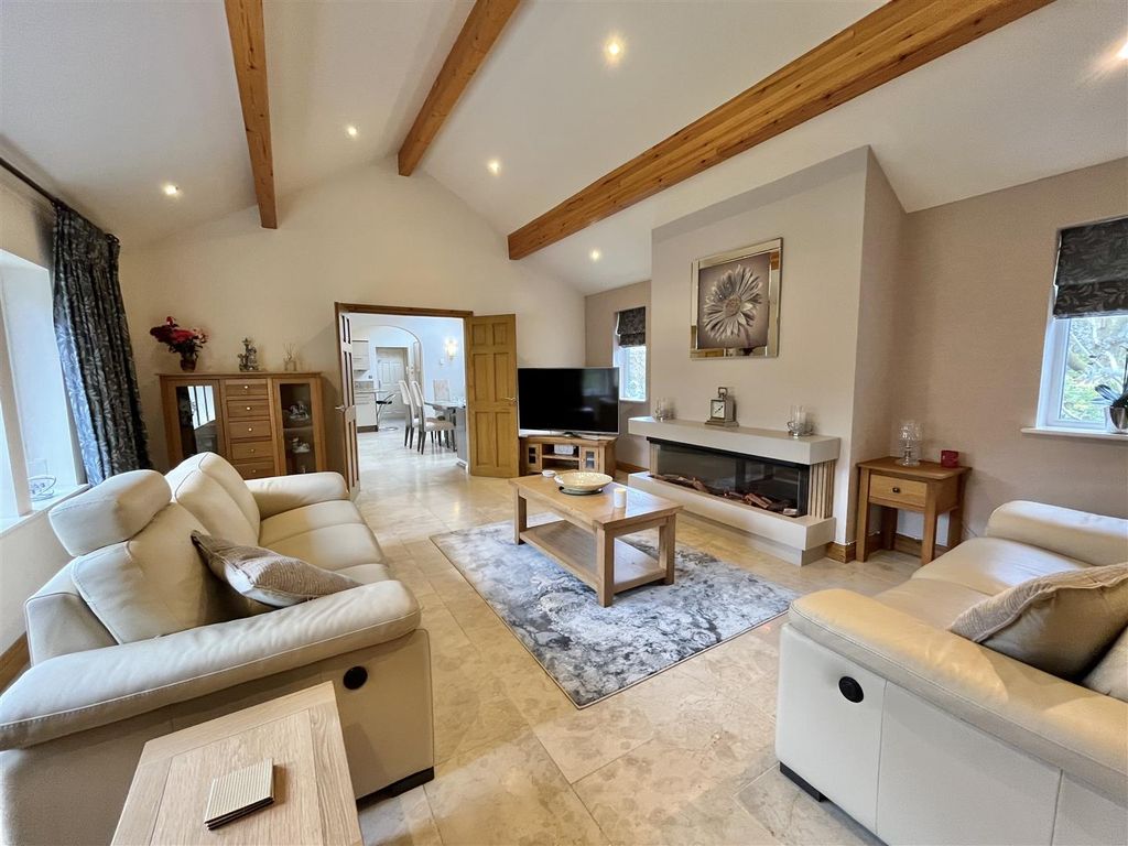 Property photo 3 of 28 Lounge