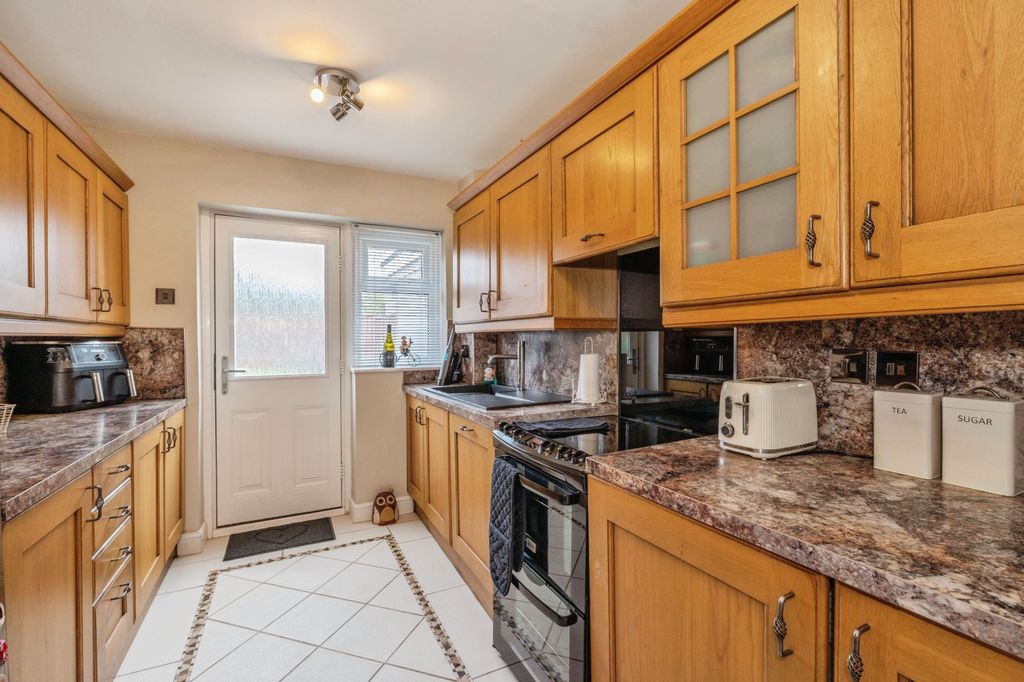 Property photo 3 of 17 33Denysdrivedenysdrivebasildonss143Lr-14