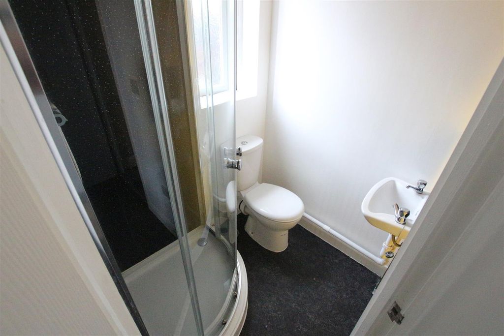 Property photo 2 of 8 R6 Ensuite.Jpg