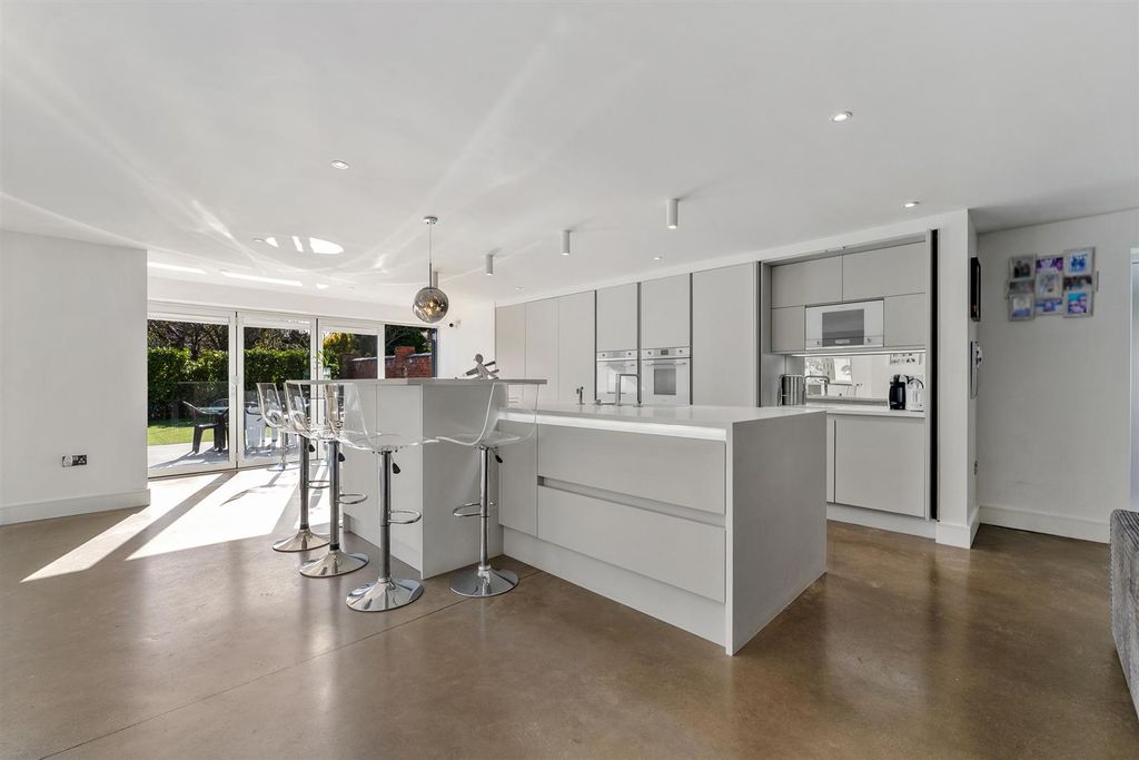 Property photo 3 of 52 Image 3